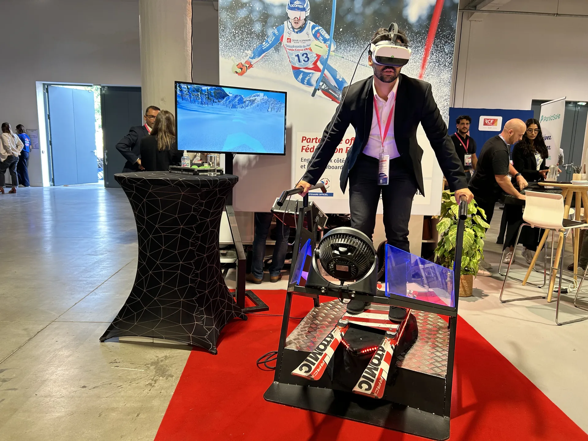 Simulateur ski VR avec skis Atomic sur le stand Crédit Mutuel au Salon Ça Match 2025