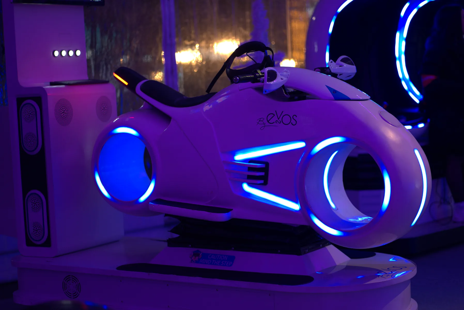 Simulateur VR en forme de moto avec éclairages bleus