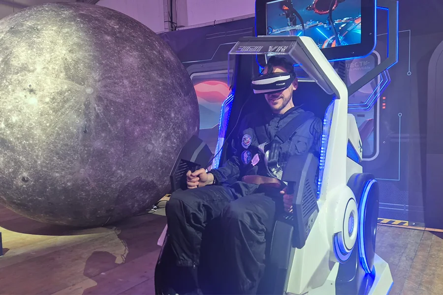 Simulateur Evos Sensation debout en réalité virtuelle