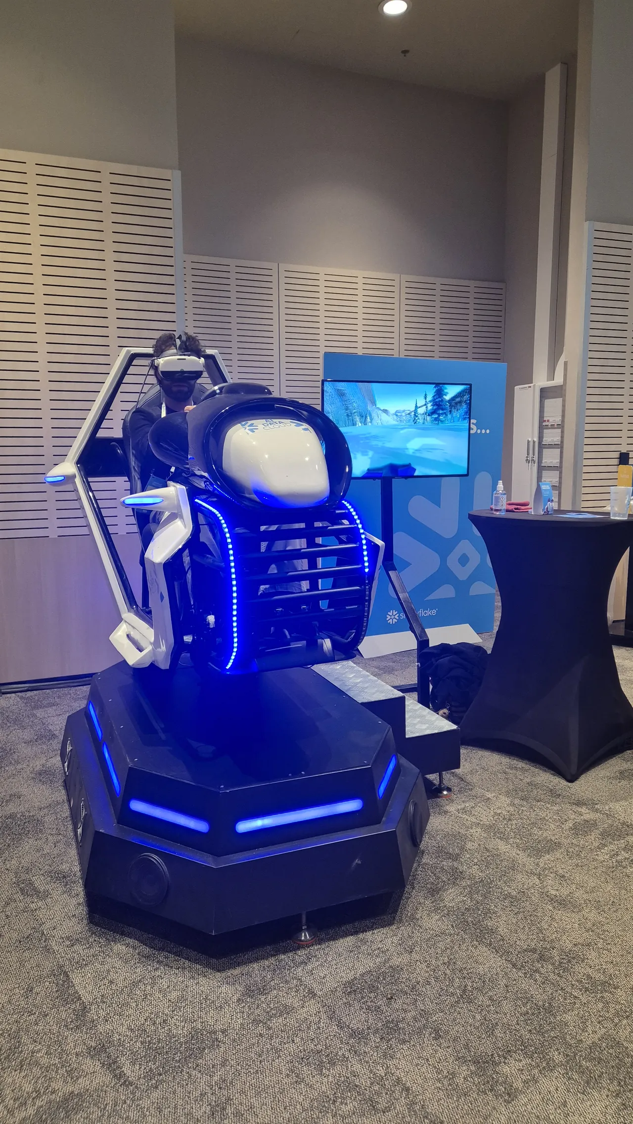Vue rapprochée du simulateur ski VR à halo LED bleu en cohérence avec le bleu identitaire Snowflake