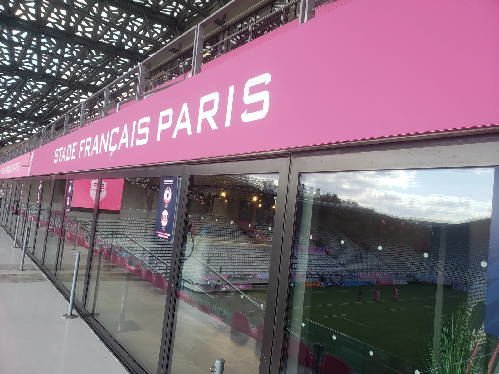 Bandeau rose Stade Français Paris sur la façade du Stade Jean-Bouin côté loges hospitalité