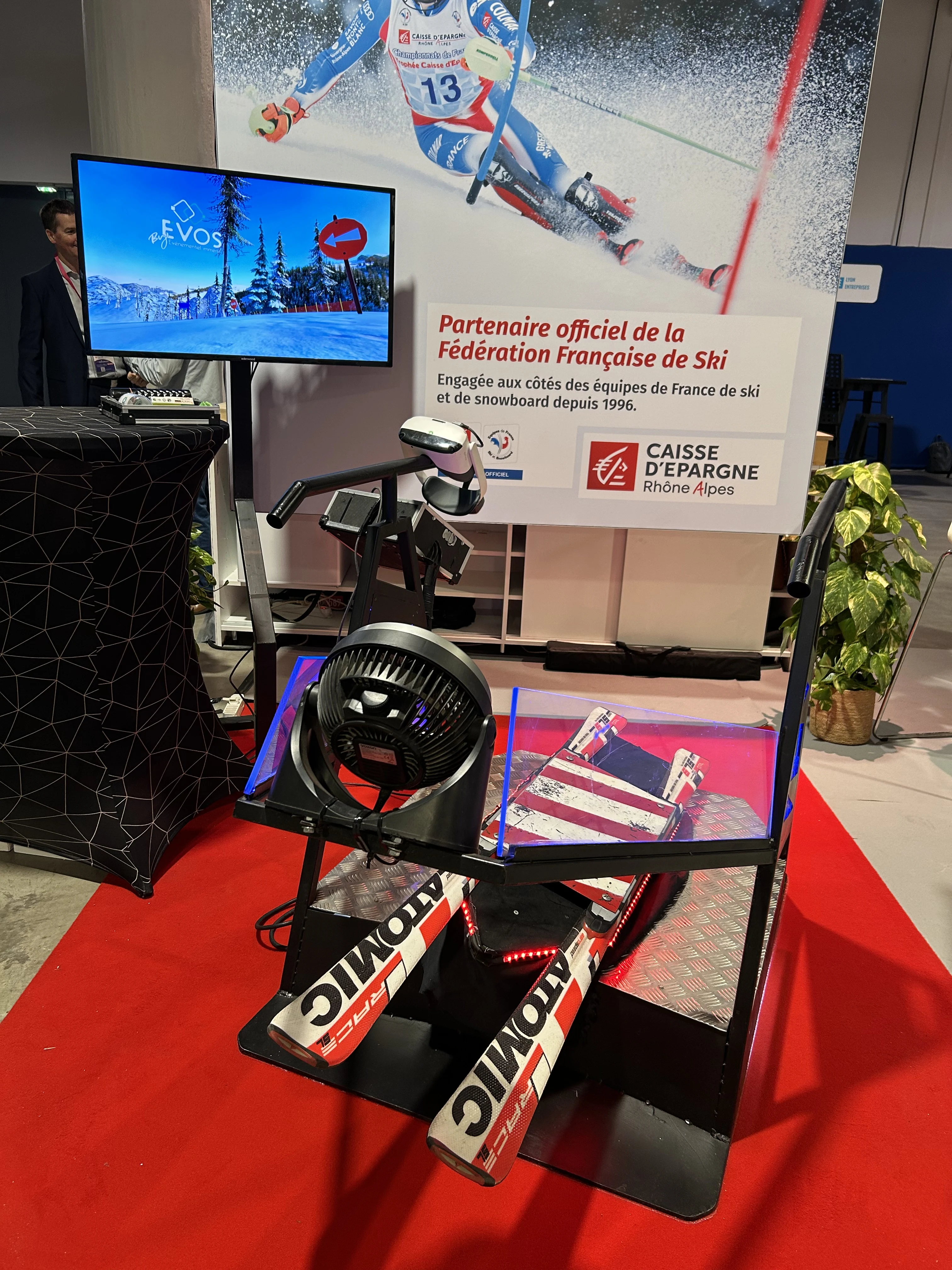 Stand Crédit Mutuel équipé d'un simulateur ski VR avec scénographie sports d'hiver au Salon Ça Match
