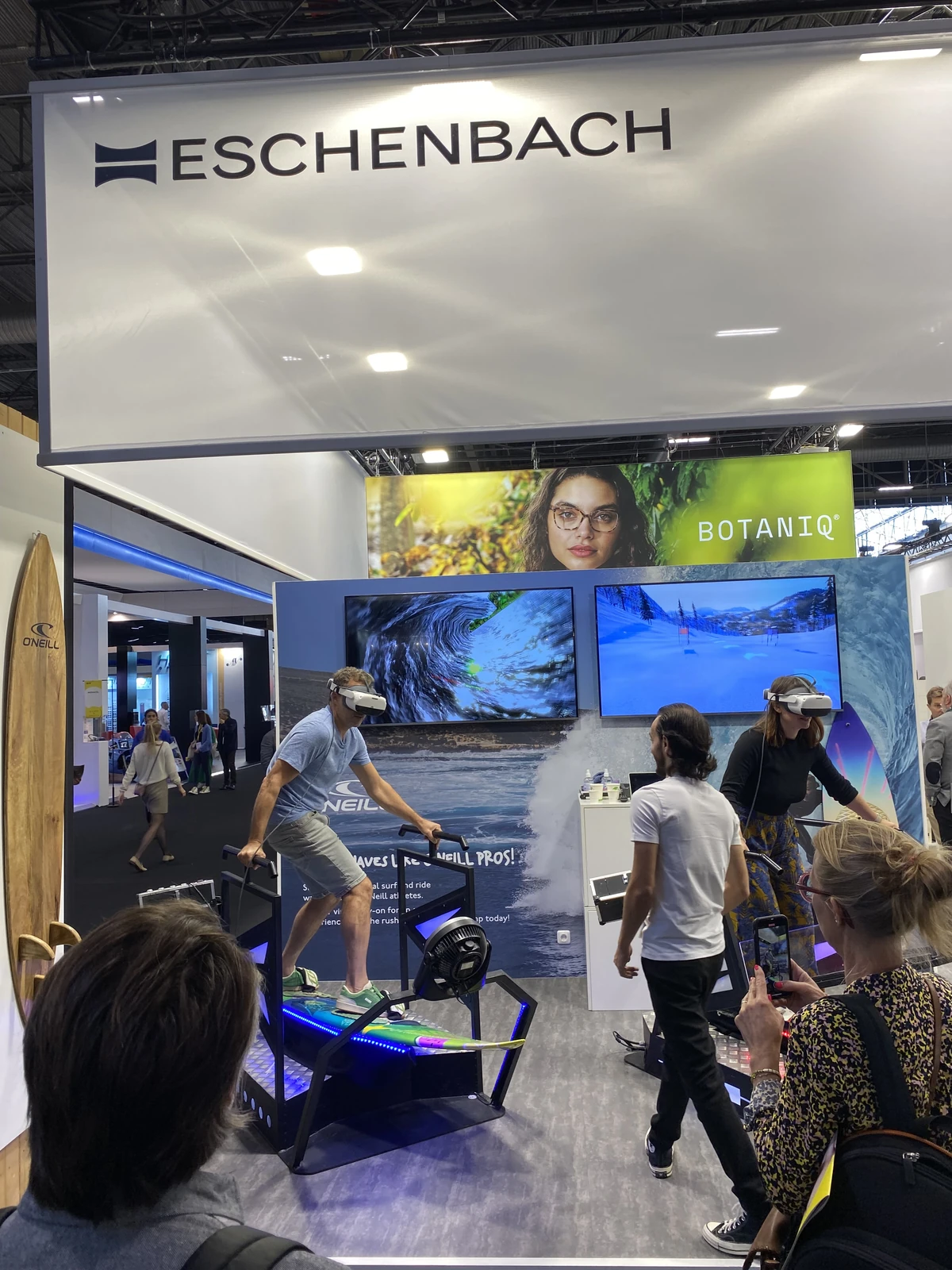 Vue d'ensemble du stand Eschenbach Optik au Silmo 2023 avec foule de professionnels autour des simulateurs VR