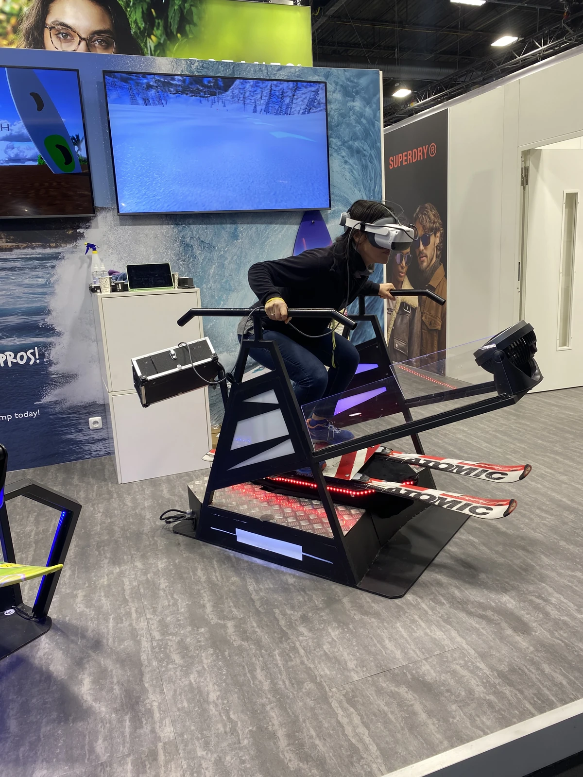 Vue de dessus des deux simulateurs VR ski et surf sur le stand Eschenbach avec skis Atomic et décor de marque