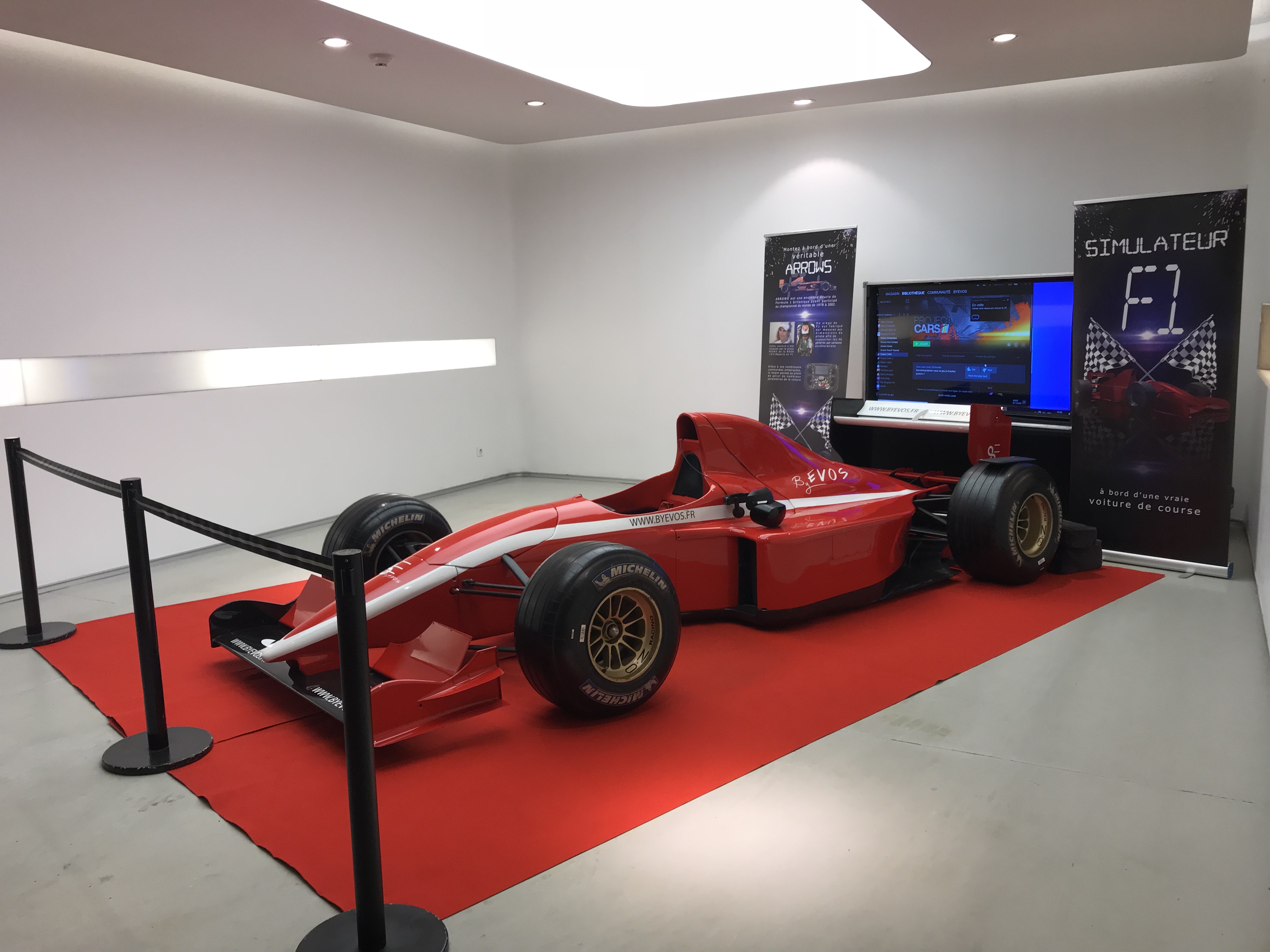 Simulateur Formule 1 en réalité virtuelle installé sur un stand By Evos pour un salon professionnel