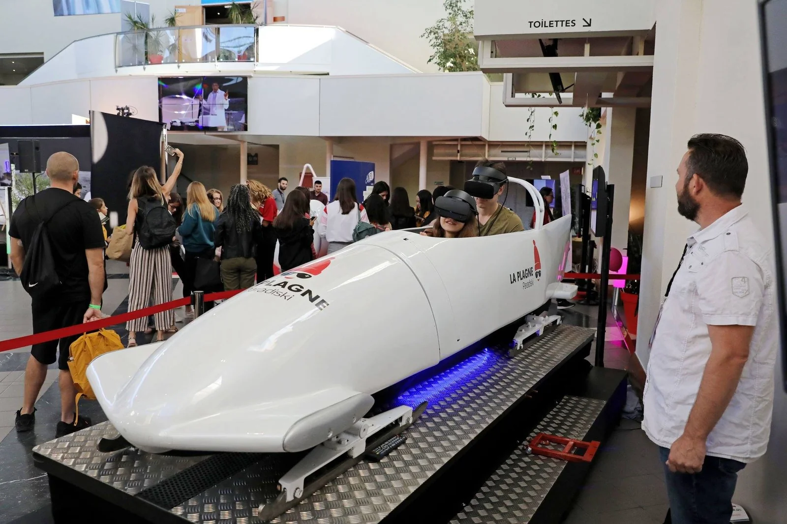 Simulateur bobsleigh VR 4 places en action lors d'un team building à Toulouse avec équipe de collaborateurs