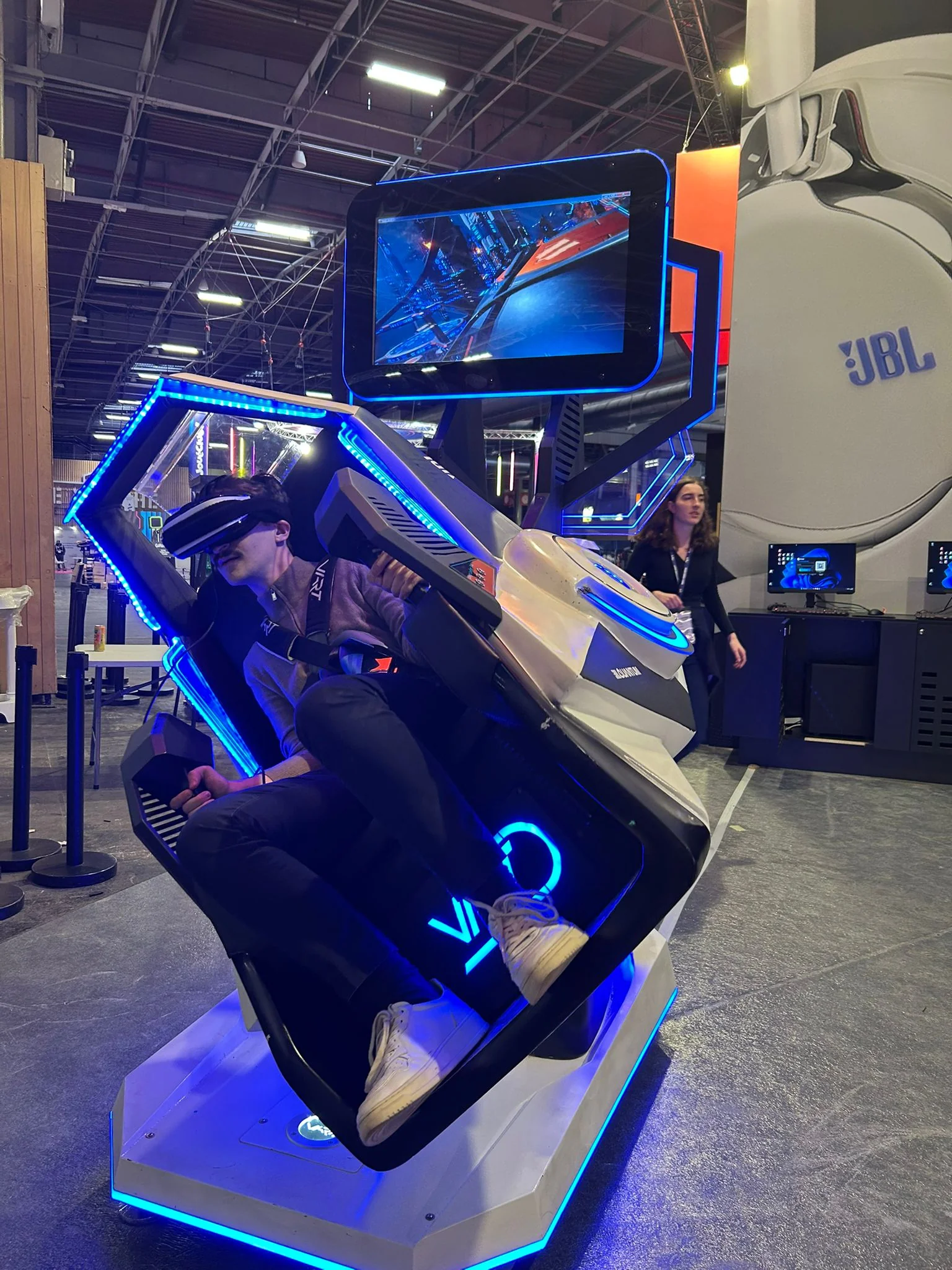 Simulateur de réalité virtuelle installé sur le stand JBL lors d'un salon professionnel