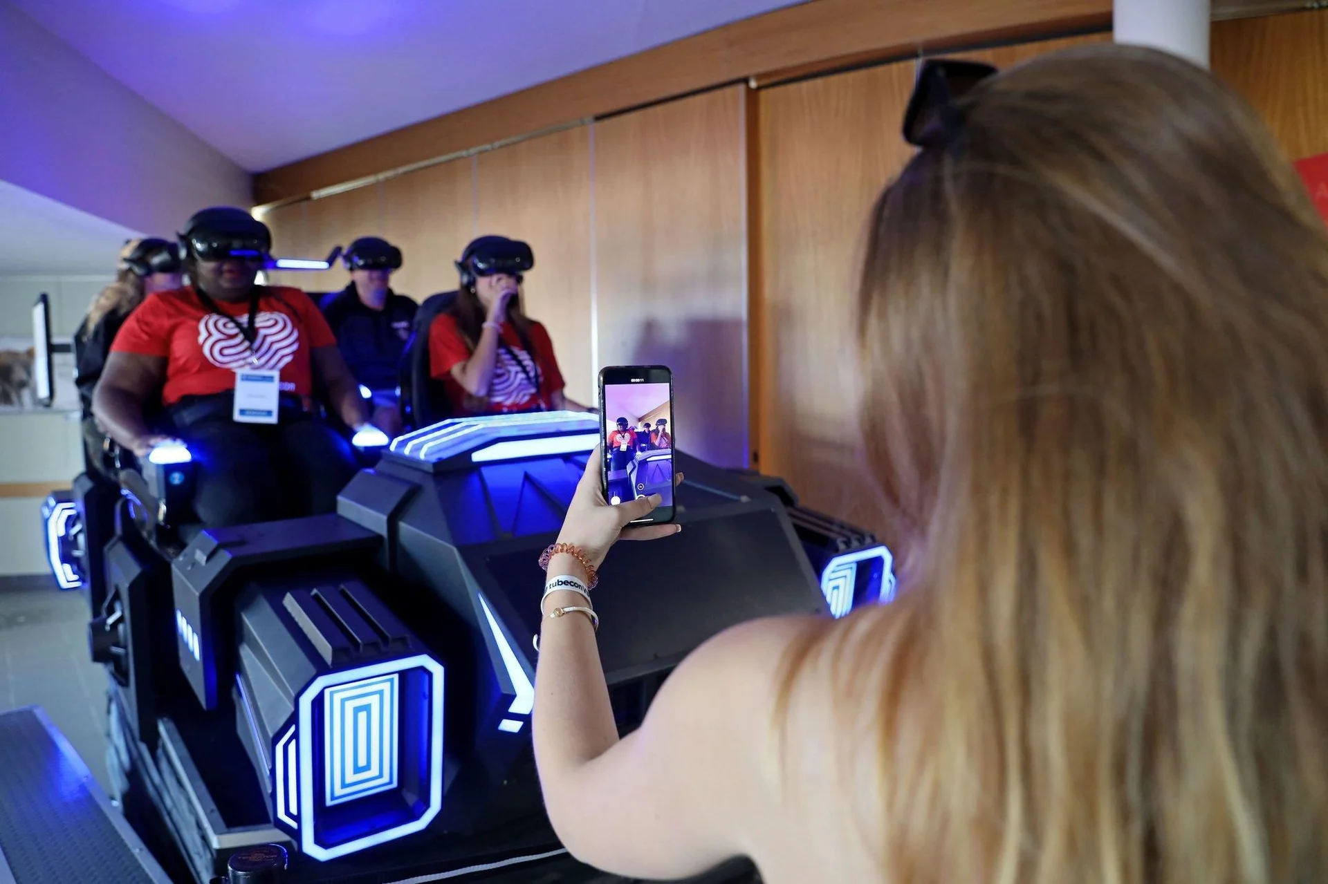 Team building VR à Toulouse avec collaborateurs en casques de réalité virtuelle sur site d'entreprise