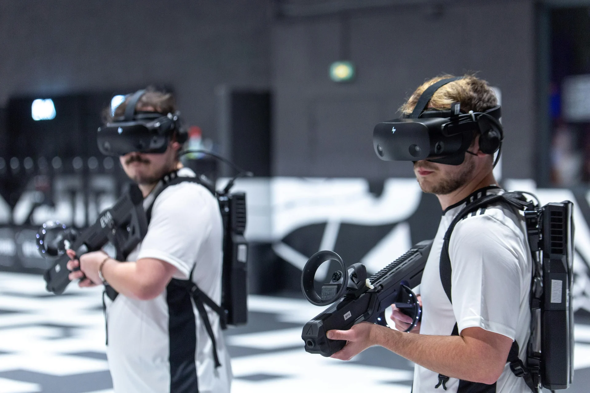 Team building en réalité virtuelle avec participants équipés de casques VR sur un site événementiel