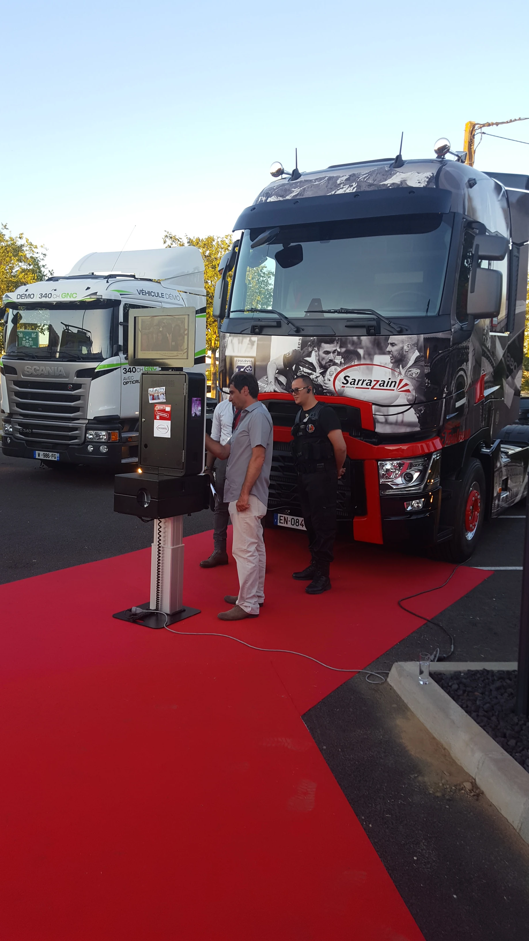 Camion neuf Transports Sarrazain en livrée graphique exposé devant la flotte poids lourd lors de l'inauguration Albi