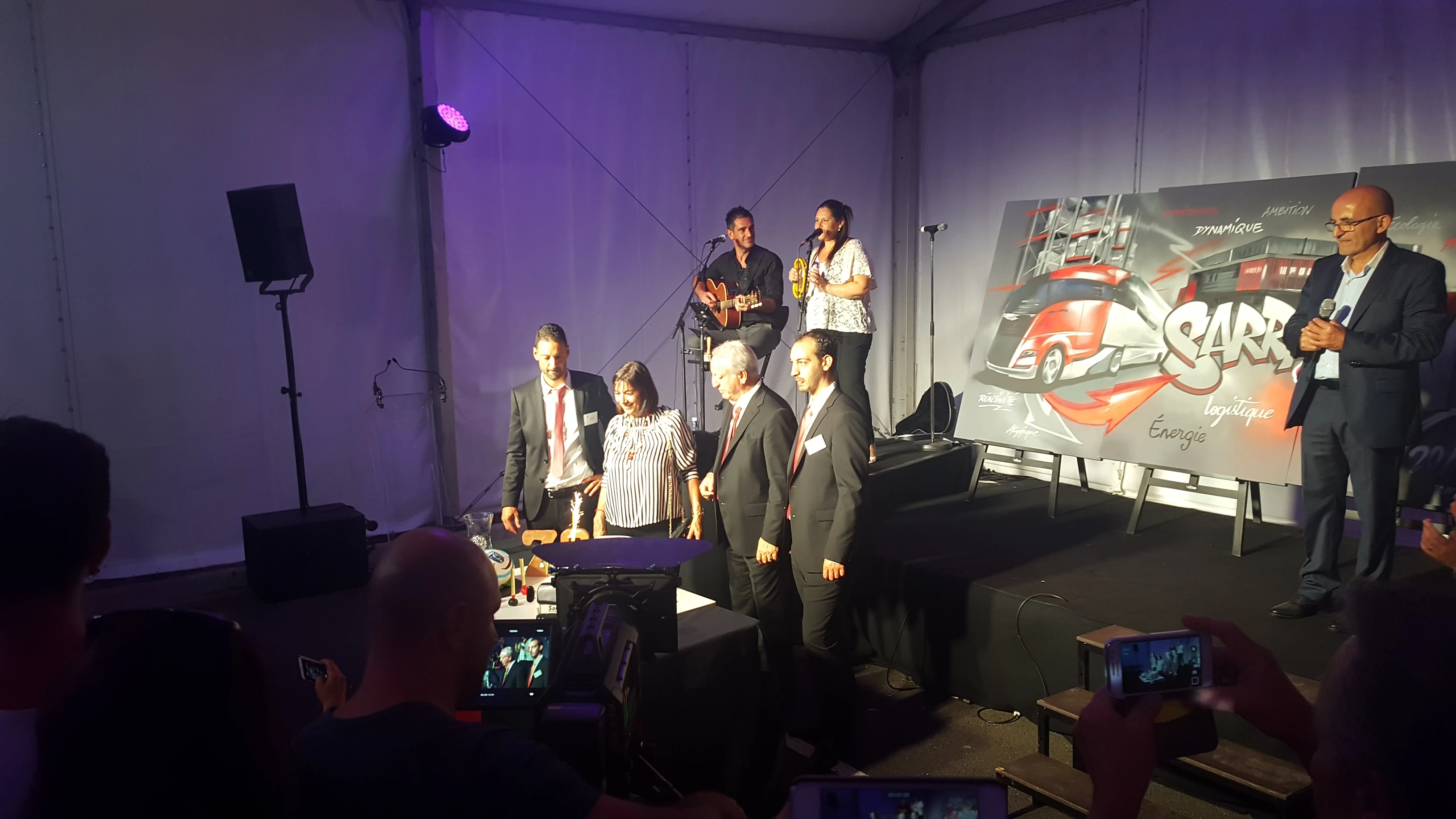 Dirigeants Transports Sarrazain sur scène avec groupe live en fin de soirée d'inauguration Albi