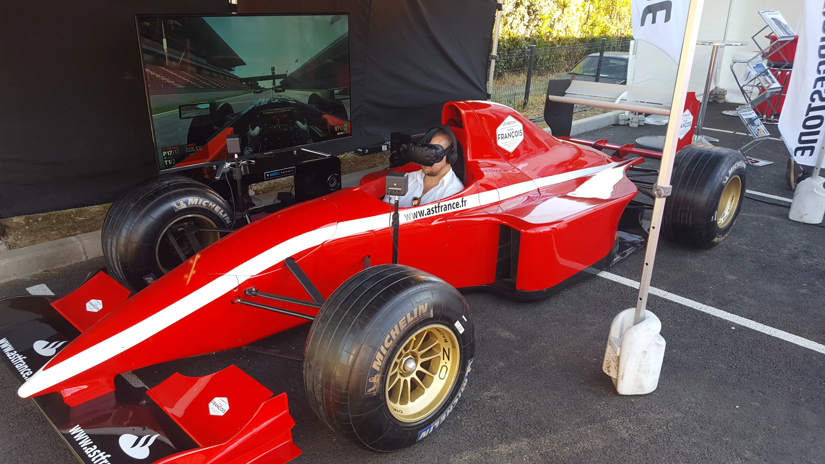 Cockpit F1 VR rouge AST avec pilote casque VR lors de l'inauguration Transports Sarrazain à Albi