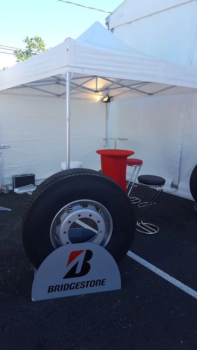 Stand Bridgestone et simulateur VR By Evos lors de l'inauguration Transports Sarrazain