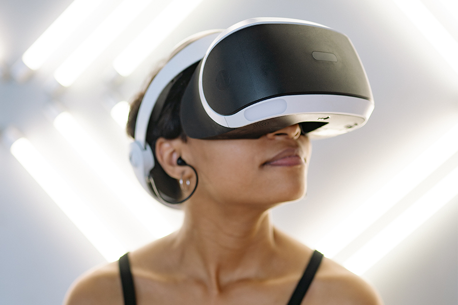 Une jeune femme portant un casque de réalité virtuelle vivant une expérience immersive.