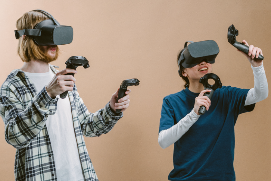 Deux jeunes employés jouant en multijoueur en portant des casques VR dans le cadre d&#039;une activité de team building.