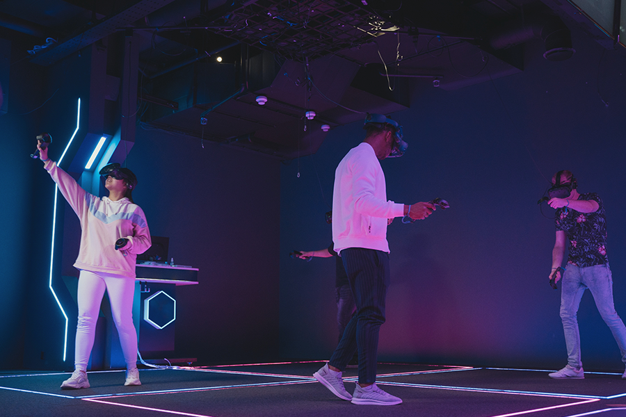 Deux jeunes personnes dans un espace de réalité virtuelle en train de jouer à un escape game.