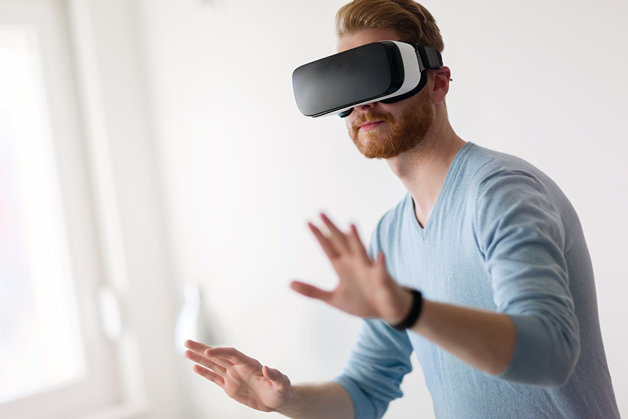 un jeune homme en train d'essayer un casque de réalité virtuelle