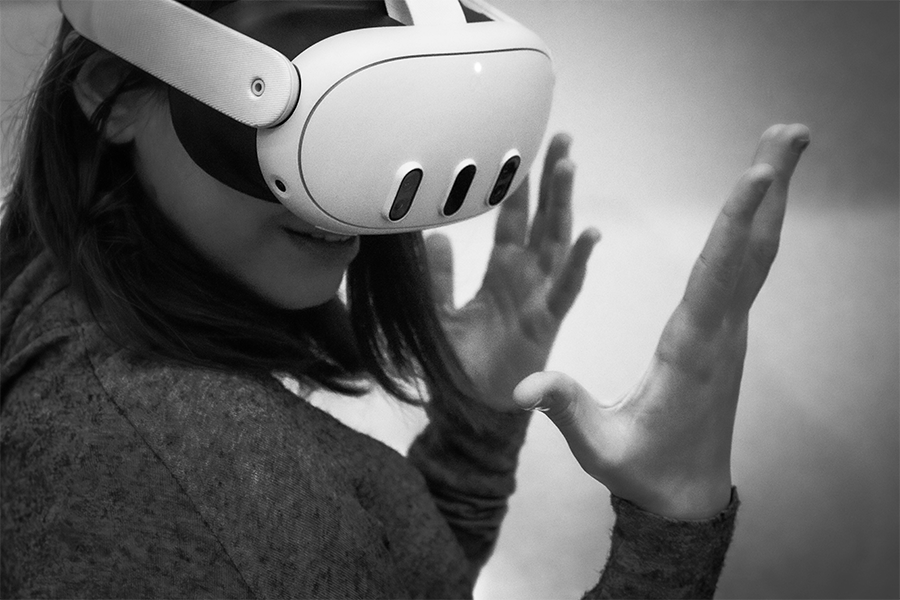 une jeune fille souriante qui essaye un casque VR