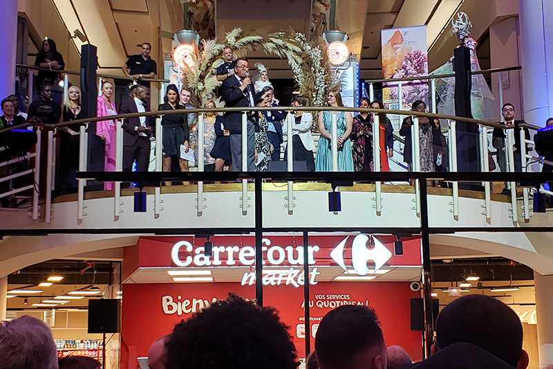 Animation VR immersive dans un centre commercial avec des visiteurs enthousiastes