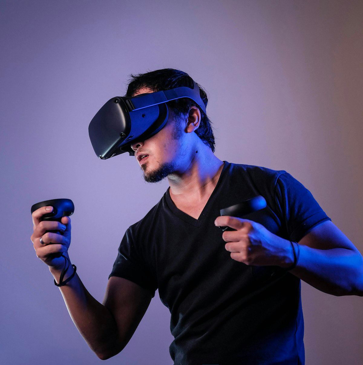 Homme avec un casque VR lors d'une animation commerciale By Evos